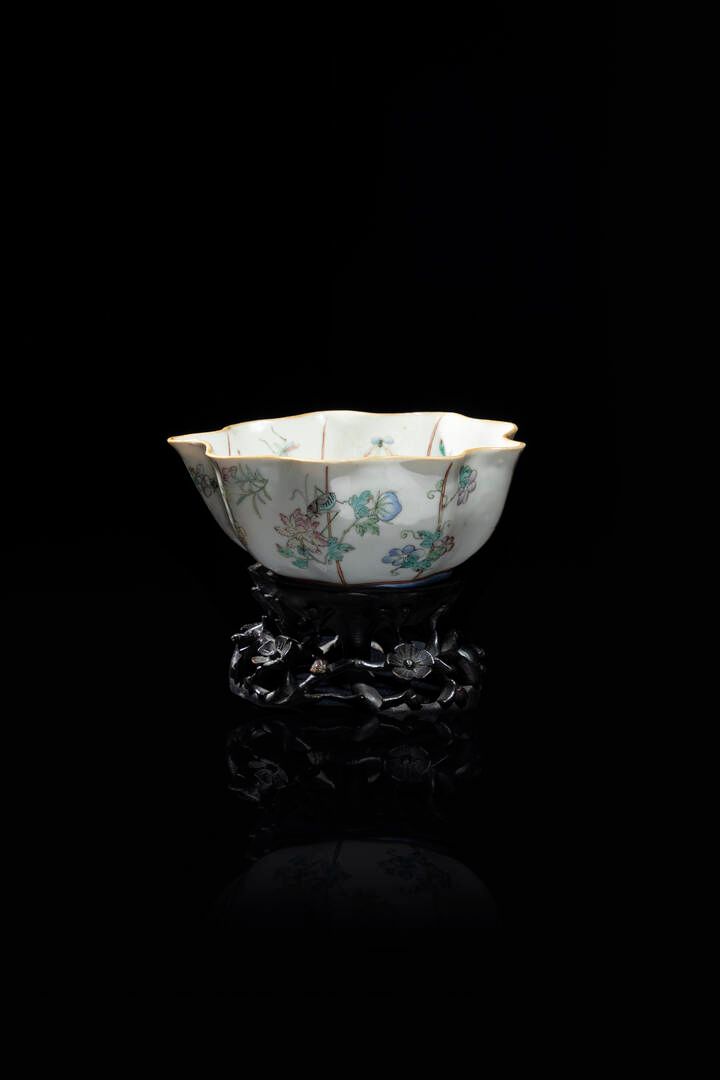 COPPA 协同合作
瓷杯，叶形，绘有枝干间的昆虫，有木质底座，中国，同治朝，（1861-1875年）
H cm 8x20
私人收藏，都灵