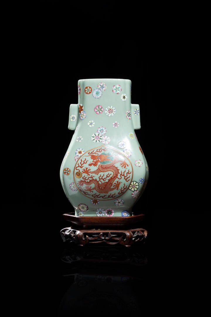 VASO VASE
Vase en porcelaine de la famille Rose de couleur céladon, peint de fle&hellip;