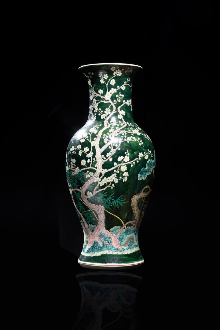 VASO 花瓶
瓷器花瓶 绿色家族绘有枝头鸟，木质底座，中国，民国时期，20世纪。
H cm 60x27