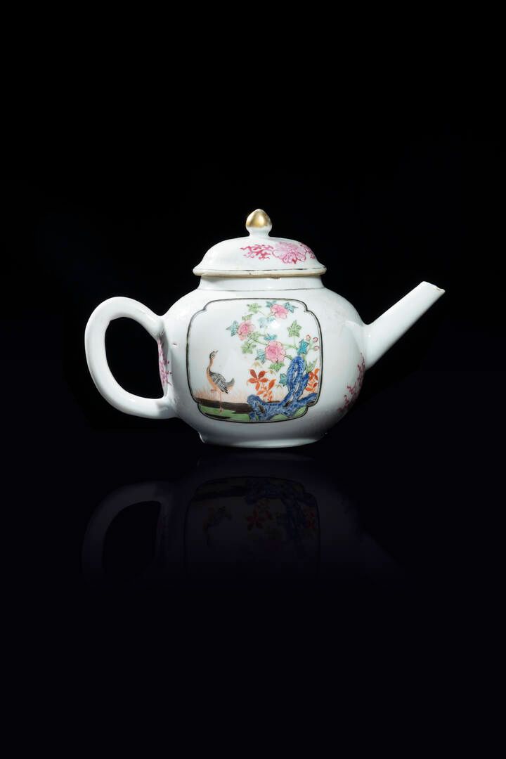 TEIERA TEAPOT
描绘自然主义题材和花卉装饰的玫瑰家族瓷器茶壶，中国，清朝，乾隆时期（1736-1796）。
H cm 13