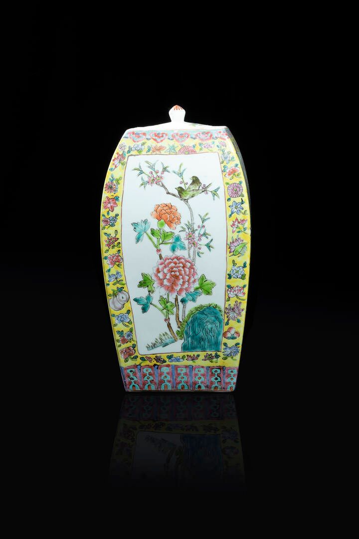 VASO VASE
Porcelain square vase with lid, painted with flowers and birds, China,&hellip;