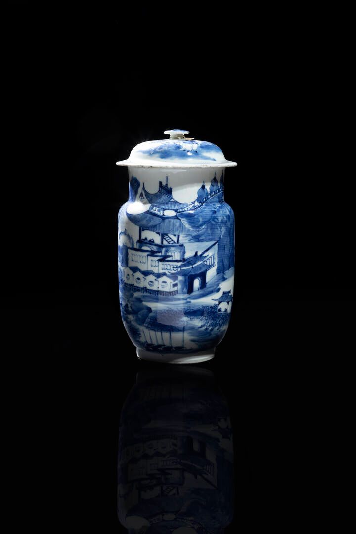 VASO 花瓶
带盖青花瓷瓶，绘有山水图，中国，民国时期，20世纪。
高27x14厘米