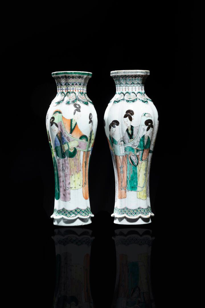 COPPIA DI VASI PAIR OF VASES.
Pair of painted Green Family vases with characters&hellip;