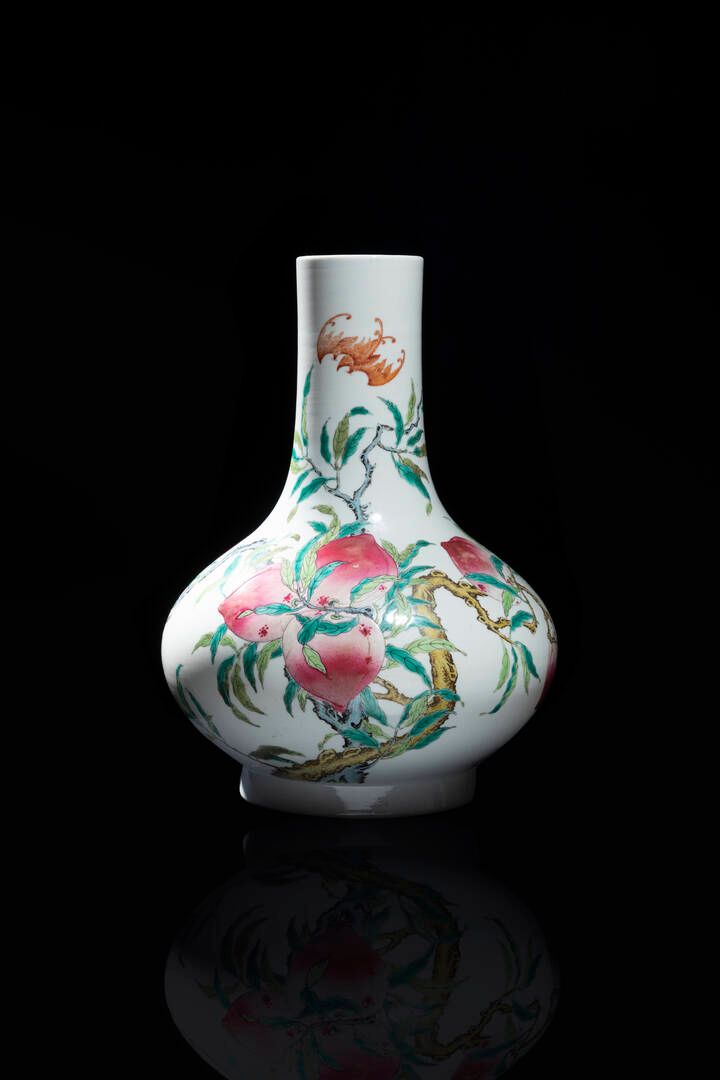 VASO VASE
Porcelain vase painted with peaches, China, Republic, 20th cent.
H cm &hellip;