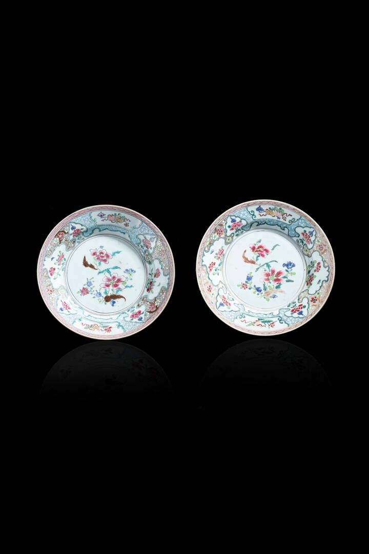 COPPIA DI PIATTI 一对盘子
瓷盘一对 玫瑰家族东印度公司，中国，18世纪。
直径cm 23