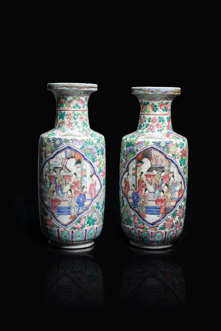 COPPIA DI VASI 一对花瓶
瓷器花瓶一对 玫瑰家族，绘有保护区内的日常生活场景，中国，清朝，20世纪。 
高45x20厘米