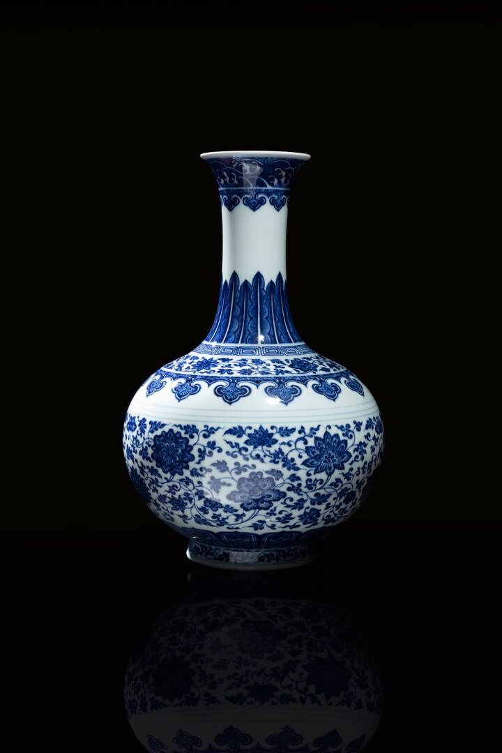 VASO 花瓶
青花瓷瓶，有乾隆天启款，中国，20世纪
高38x25厘米