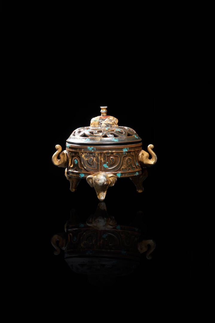 CENSER CON COPERCHIO 带盖香炉
瓷质香炉，盖子上绘有大象图案的青铜，中国，清朝，20世纪。
H cm 13x15