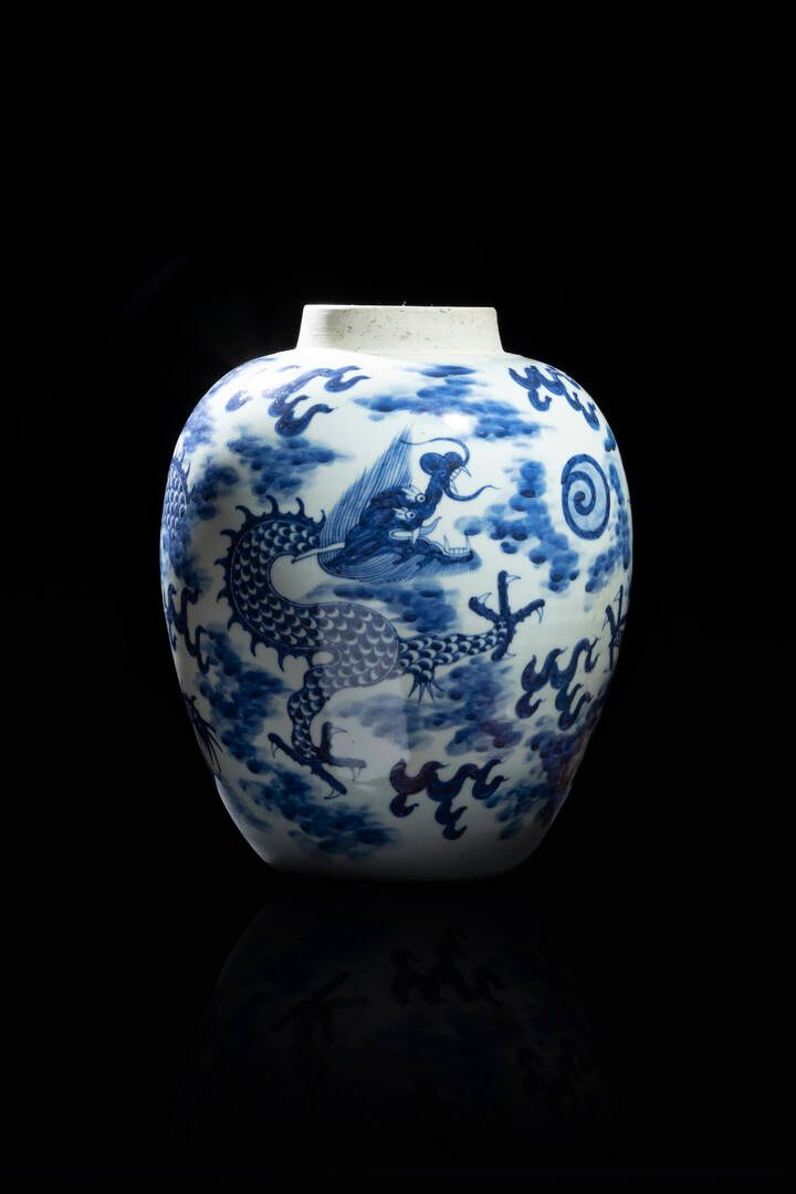 VASO VASE
Blue and white porcelain vase painted with dragons in the clouds, Chin&hellip;