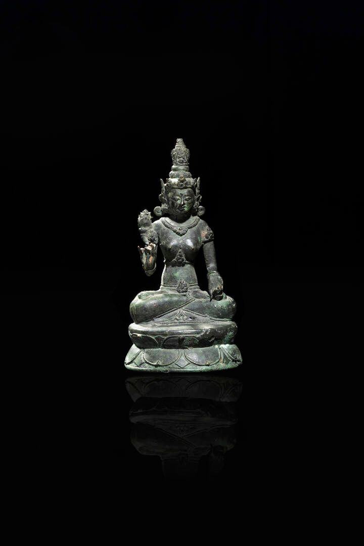 BUDDHA BUDDHA
Bouddha en bronze bruni assis dans la position du lotus, Tibet, XI&hellip;