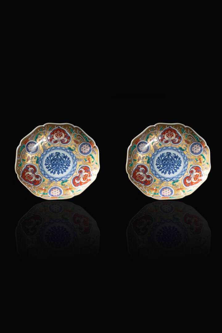 COPPIA DI PIATTI 一对盘子
花卉装饰瓷盘一对
花卉装饰的瓷盘一对，伊万里日本，19世纪。
直径24.5厘米