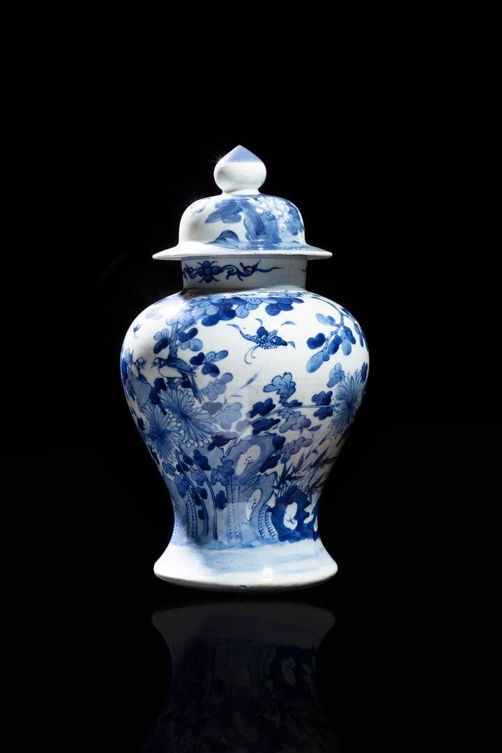 VASO VASO
Vaso in porcellana bianco e blu dipinto con uccelli tra i rami, Cina, &hellip;
