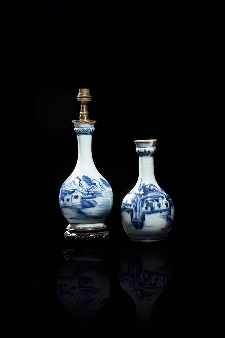 COPPIA DI VASI 一对花瓶
青花瓷山水画花瓶一对，中国，清代，19世纪
高23x12厘米