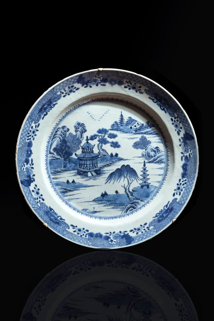 PIATTO 板块
青花瓷盘，山水间的佛塔装饰，中国，清朝，康熙年间（1662-1722）。
直径45.5厘米