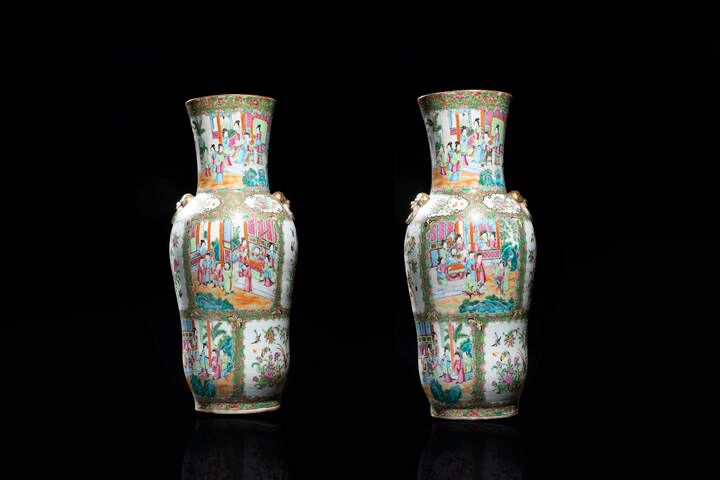 COPPIA DI VASI 一对花瓶
广东瓷器花瓶一对，绘有宫廷场景，中国，清朝，19世纪。
高61x25厘米