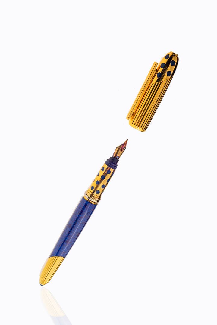 CARTIER 卡地亚
钢笔，标记为 "卡地亚"，型号为 "Panthere"，笔身为蓝色和黄金装饰的色调