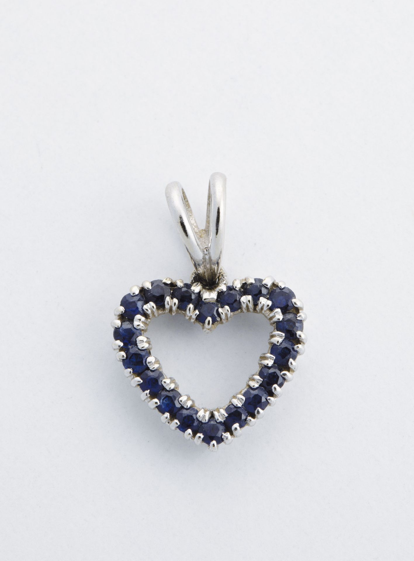 Herzenanhänger mit Saphir 蓝宝石心形吊坠 750白金吊坠，约1.9克。表面镶有18个圆形刻面的校准蓝宝石，约0.32克拉。叉形吊环。长&hellip;