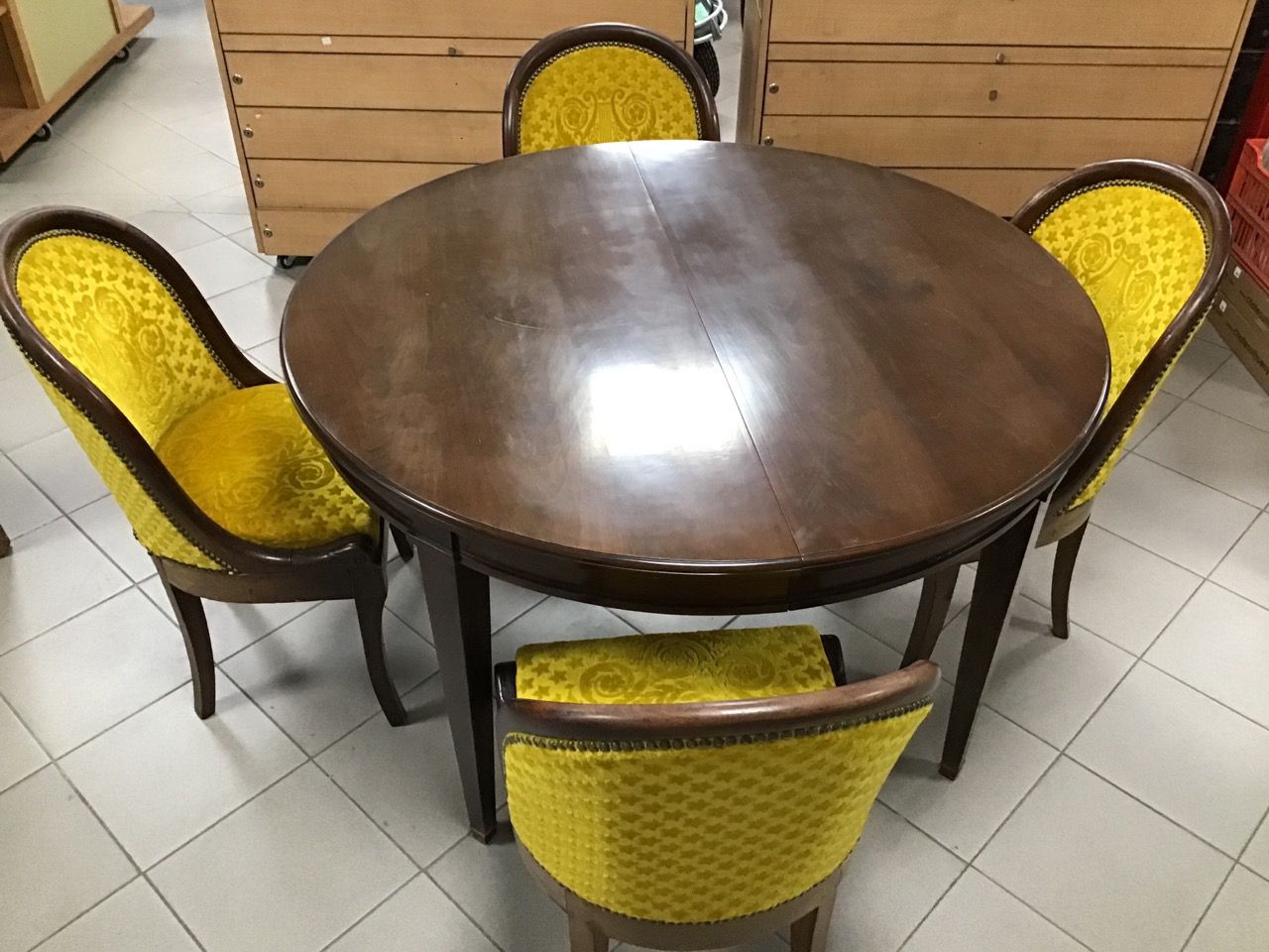 Null Round dining table with extension and four chairs.