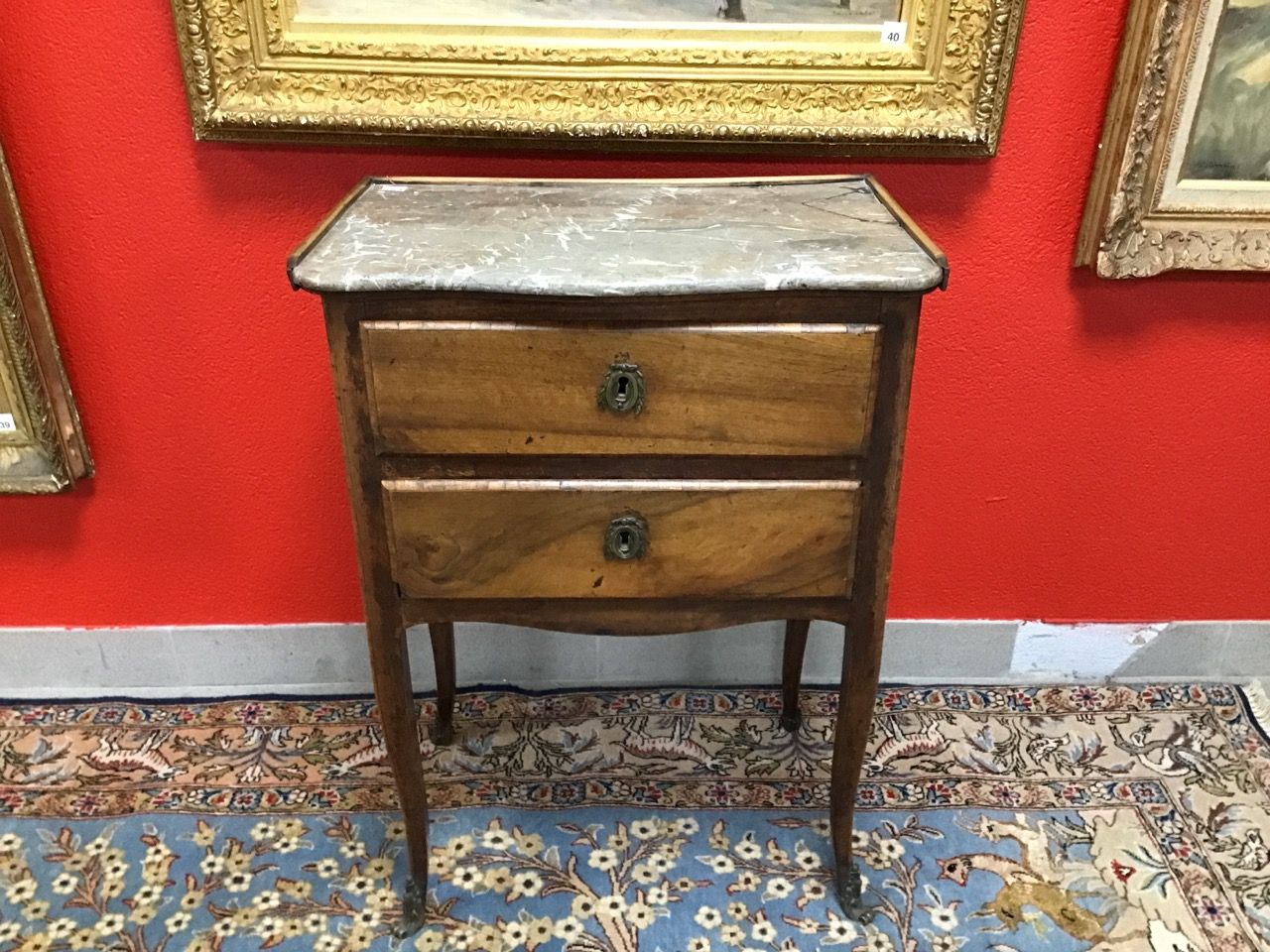 Null Petite commode sauteuse – époque 19eme – accident marbre