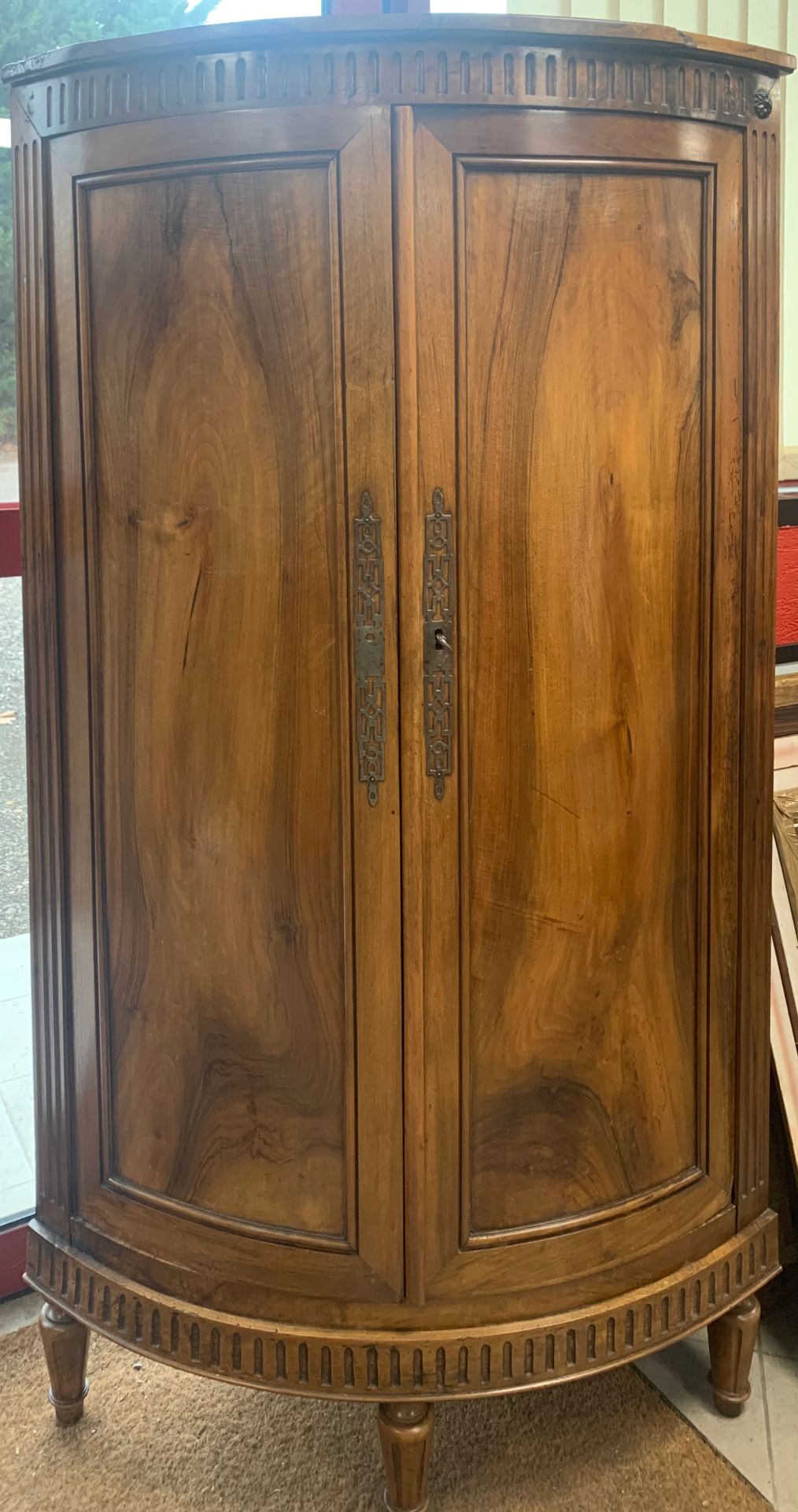 Null 
一个大型的胡桃木转角柜，有一个木制的顶部，是路易十六时期的地区作品。

高：163厘米

D: 65厘米

D: 100厘米