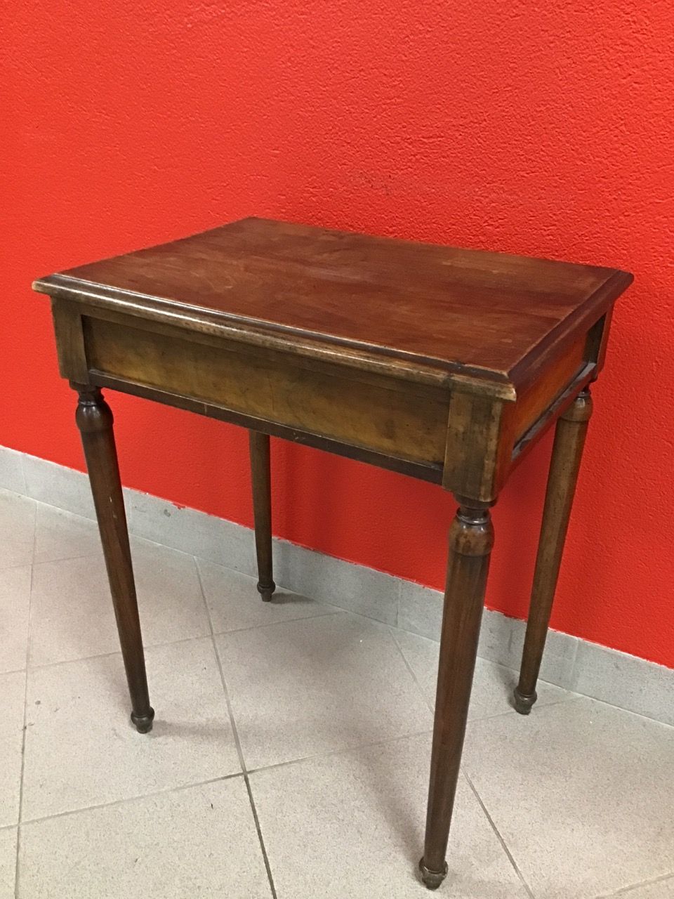 Null 
Petite table d’appoint XIX° siècle.

L: 55 cm

H:69 cm

l: 40 cm