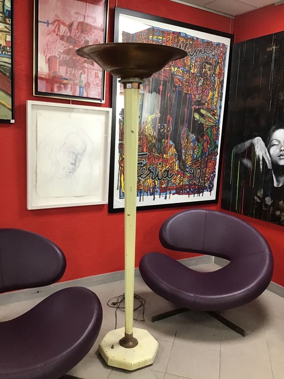 Null Lámpara de pie en madera pintada con cazoleta de metal, hecha a mano a medi&hellip;