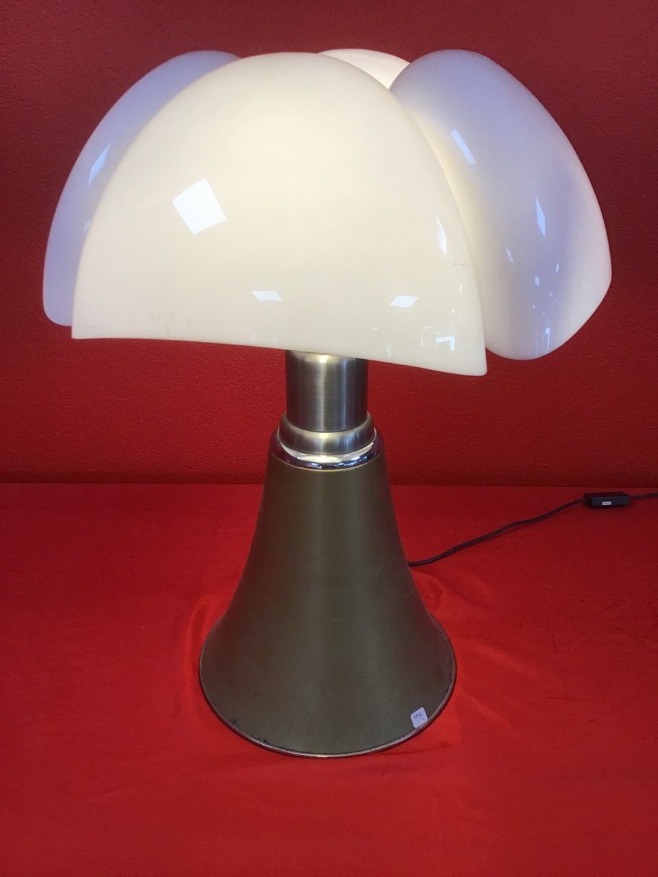 Null Lampe Pipistrello von Martinelli

Fuß und Lampenschirm mit Gebrauchsspuren,&hellip;