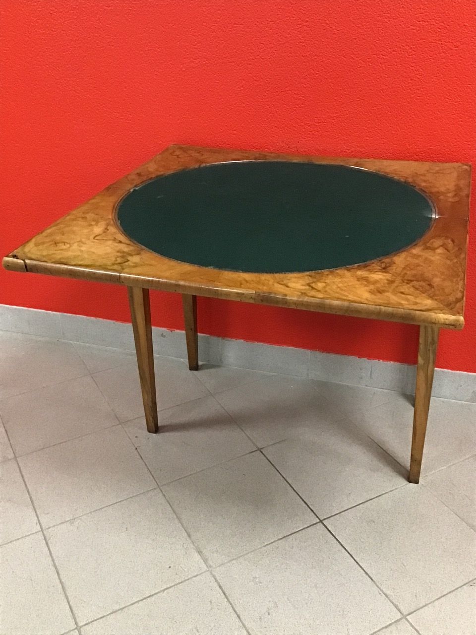 Null Une petite table à jeu pliante avec accident.