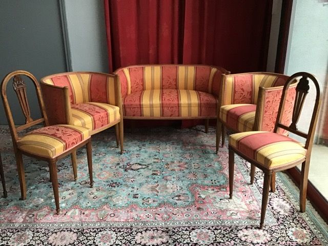 Null 小型艺术装饰客厅，包括。
一张2人座的小沙发，2把扶手椅，2把椅子
织物处于完美状态
