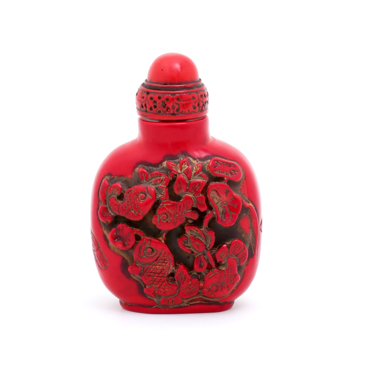 A SNUFF-BOTTLE A SNUFF-BOTTLE Red lacquered, decoration in relief depicting carp&hellip;