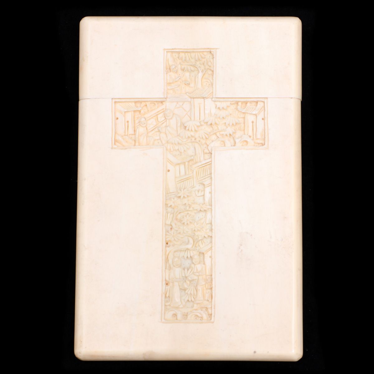 AN ORIENTAL CARDBOX AN ORIENTAL CARDBOX Ivory, one side with a cross shaped cart&hellip;