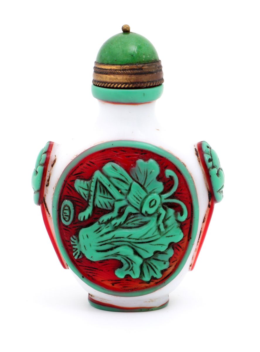 A Snuff Bottle A SNUFF BOTTLE Chinese glass, two cartouches on red and green dep&hellip;