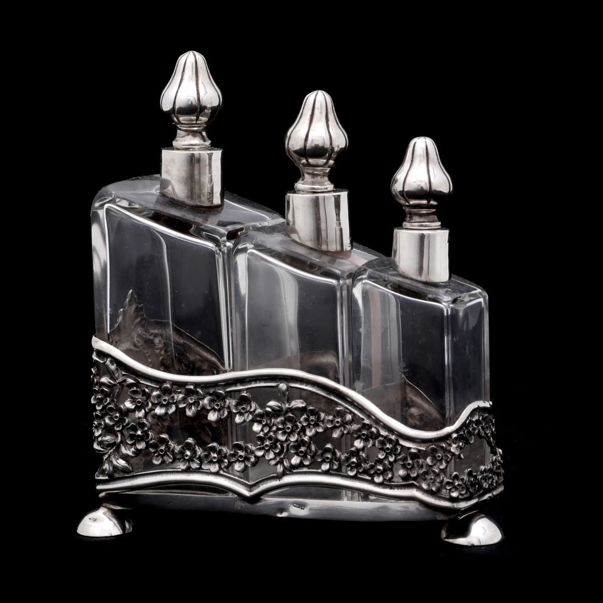 A PERFUME SET A PERFUME SET 833/000 silver structure, rings and covers, Porto as&hellip;