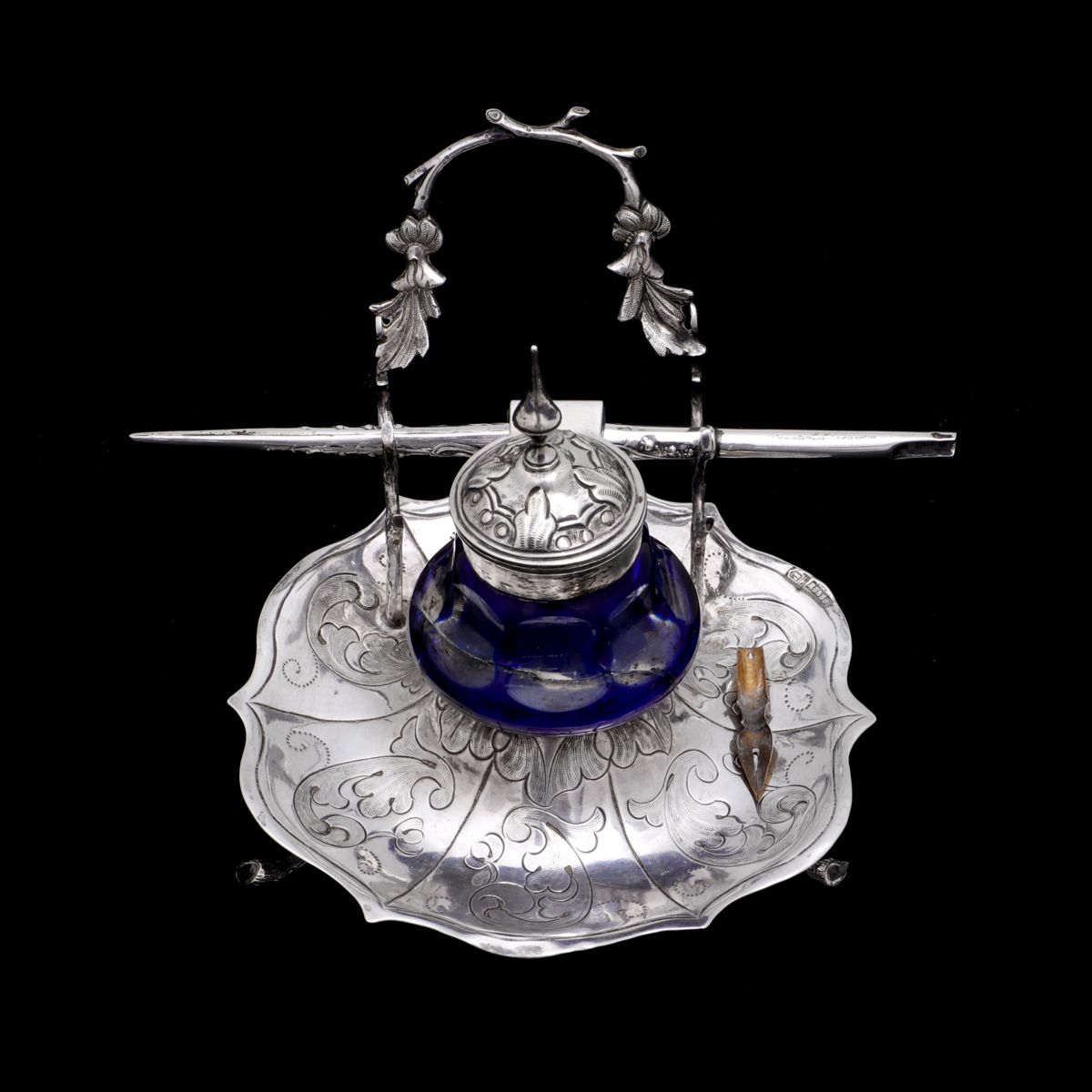 AN INKPOT AN INKPOT 833/000 silver structure, engraved decoration, glass contain&hellip;