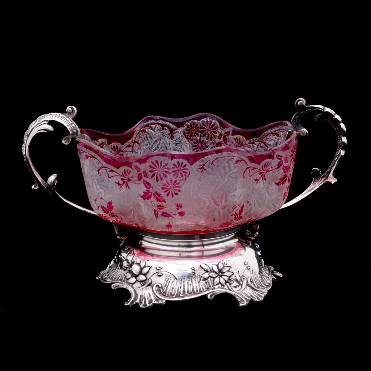A BOWL A BOWL Crystal, engraved decoration depicting foliage. 833/000 silver mou&hellip;