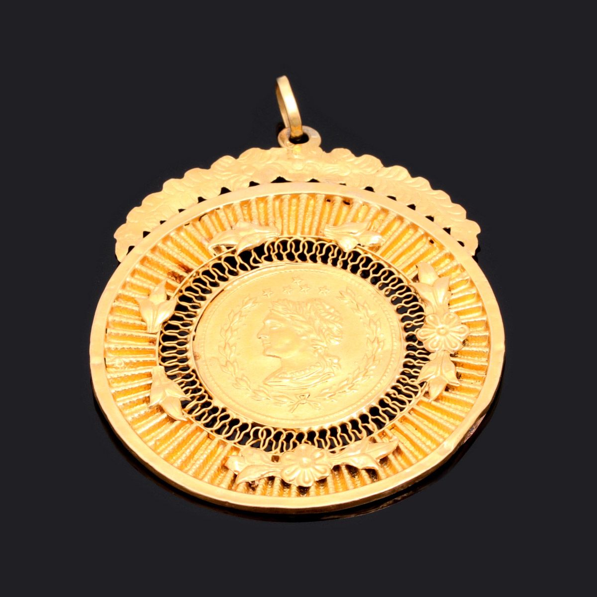 A MEDAL A MEDAL 800/000 gold, Porto assay mark (1938-1984). Weight: 5.9 g.