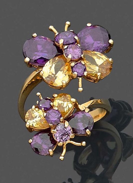 Null 重要的黄金（750‰）"两只蝴蝶 "开放式戒指，镶嵌圆形和梨形紫水晶和黄水晶。
指头：52 - 毛重：9,6 g