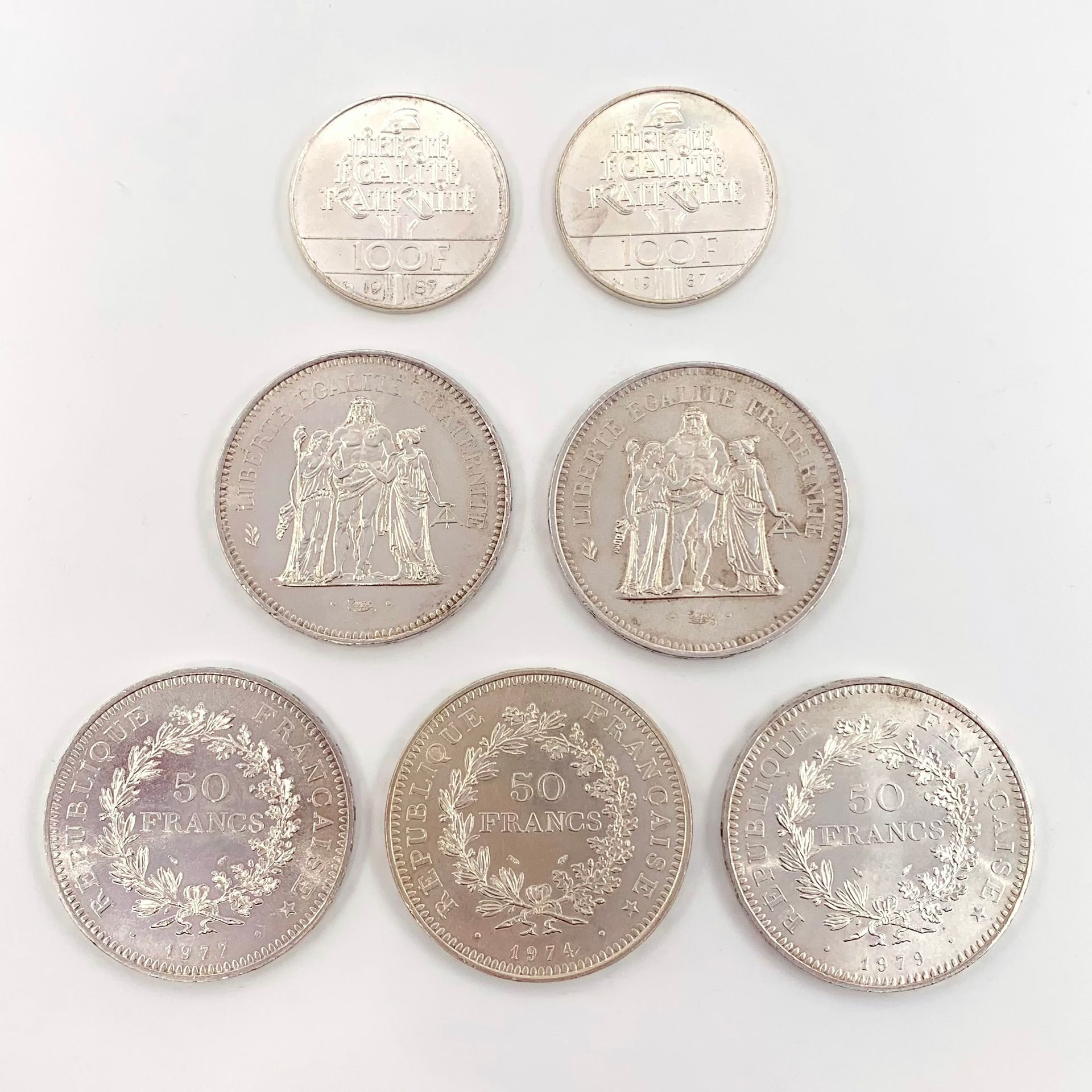Null LOTE DE SIETE PIEZAS DE PLATA (900‰) compuesto por:
- dos monedas de 100 fr&hellip;