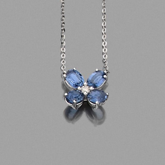 Null White gold (750‰) "flower" pendant set with four oval sapphires, centered w&hellip;