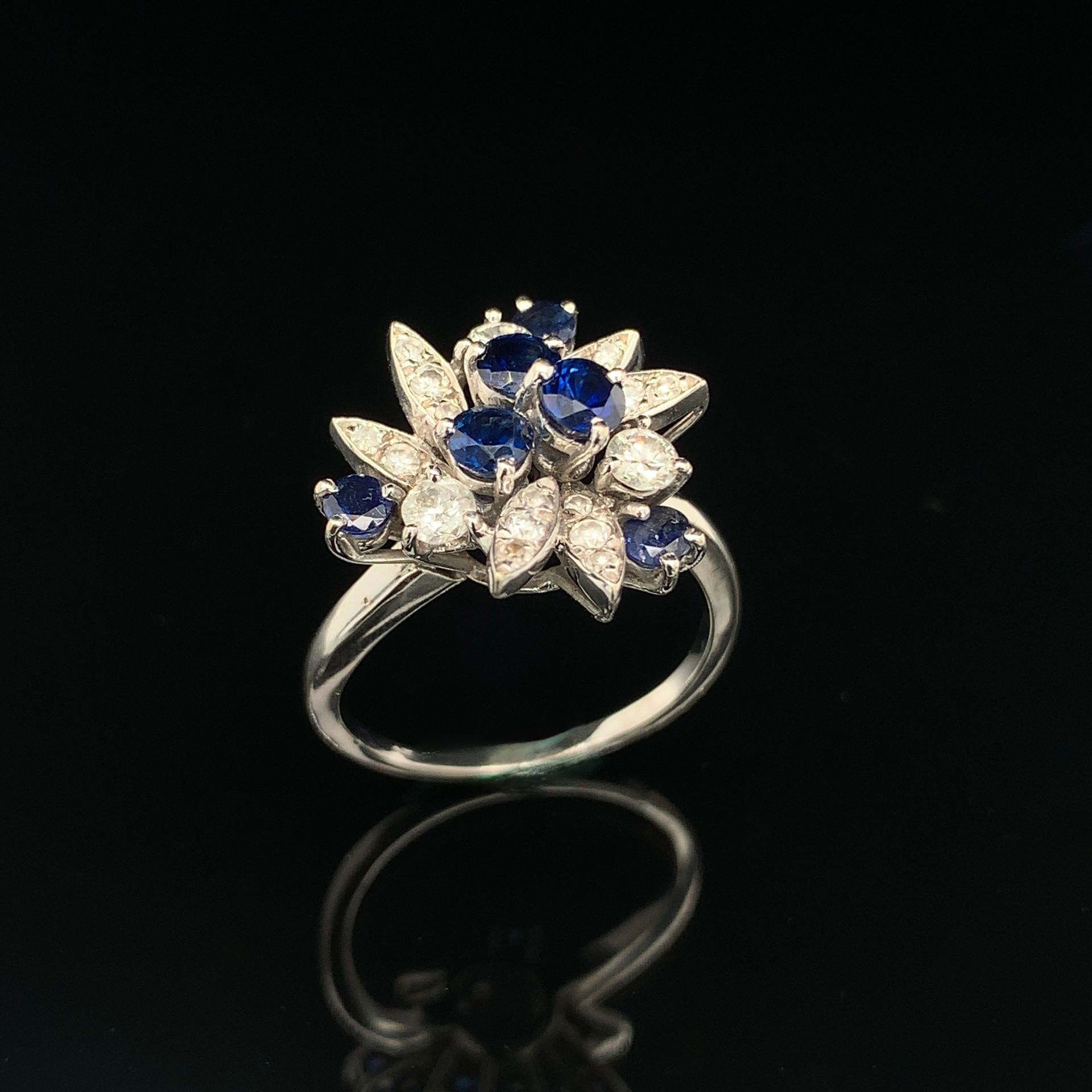Null 
手指：57 - 毛重：5.9克 - 镶嵌六颗蓝宝石的白金（750‰）"鸡尾酒 "戒指。