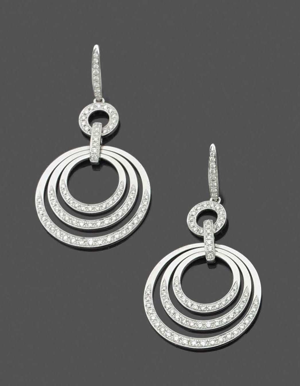 Null Pair of EARPENDANTS in white gold (750‰) with circular mobile motifs, set w&hellip;