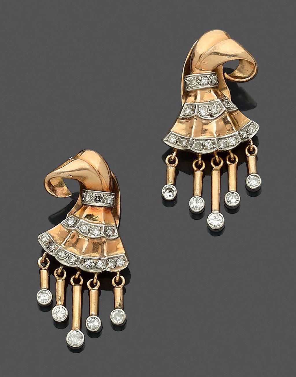 Null 一对14克拉铂金（最小800%）和玫瑰金（750‰）的 "钟形 "耳夹，镶嵌8/8切割钻石，可容纳五个吊坠。
1940年左右。
长度：3.7厘米 - &hellip;