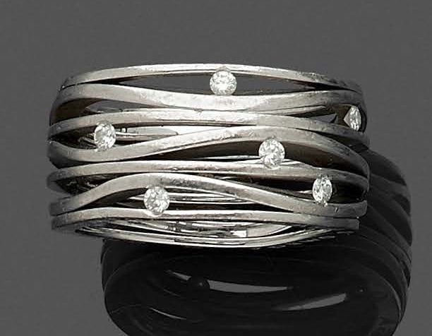 OMEGA 大型镂空白金戒指(750‰)，镶有六颗明亮式切割钻石。
，有欧米茄签名和编号。
指数：56 - 重量：13.1g