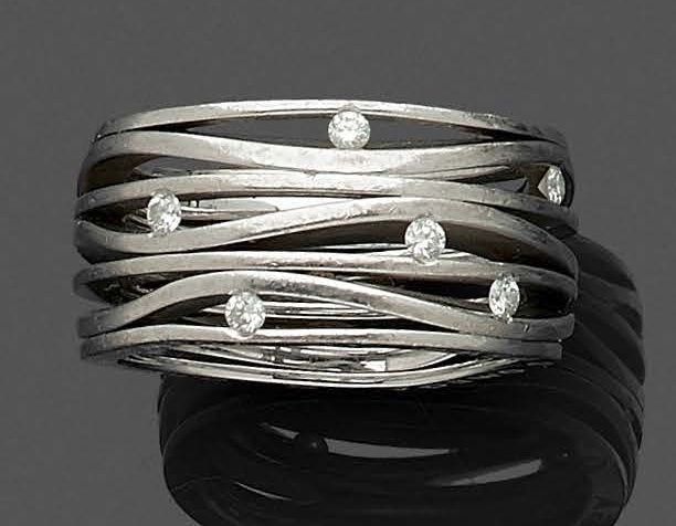 OMEGA Large BAGUE en or gris (750‰) ajouré, parsemé de six diamants taille brill&hellip;