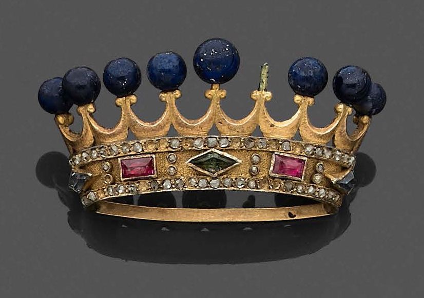 Null 黄金（750‰）镂空 "comtal crown "胸针，镶嵌彩色宝石，以玫瑰式切割钻石为亮点，顶部有下降的青金石珠子。
尺寸: 3,5 x 2 cm&hellip;