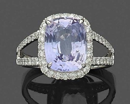 Null RING in white gold (750‰) openwork, set with a "lilac" colored spinel, surr&hellip;