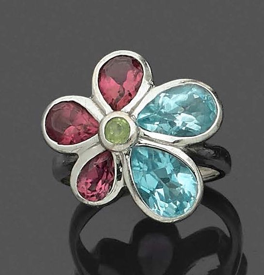Null White gold (750‰) "flower" ring set with multicolored gemstones. Scratches.&hellip;
