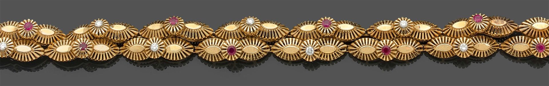 Null 黄金（750‰）衔接、圆顶、部分玑镂、放射状图案的BRACELET "肚脐 "上交替镶嵌着红宝石和明亮型切割钻石。
长度：20厘米。宽度：1.3厘米 &hellip;
