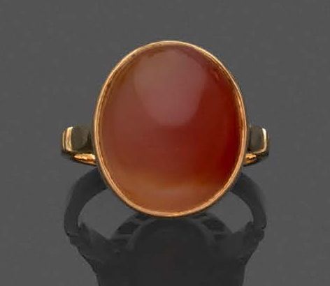 Null Ovaler Ring aus Gelbgold (750‰), besetzt mit einem ovalen Cabochon aus Karn&hellip;