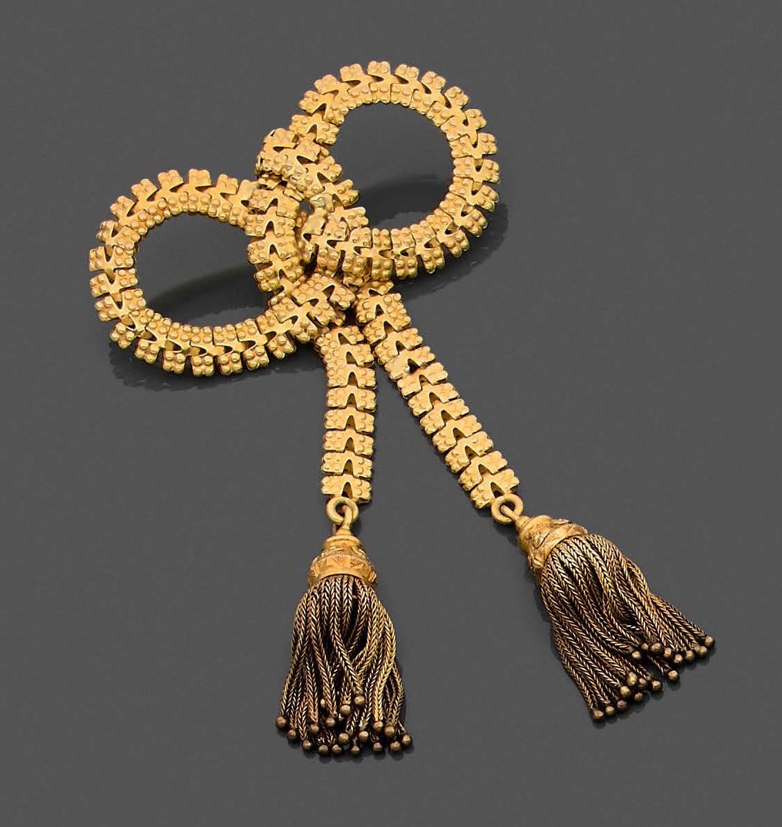 Null 黄金（750‰）镂空串珠 "蝴蝶结 "胸针，上面有两个流苏。修复痕迹。
法国作品。
尺寸：5 x 9 cm - 毛重：18.8 g